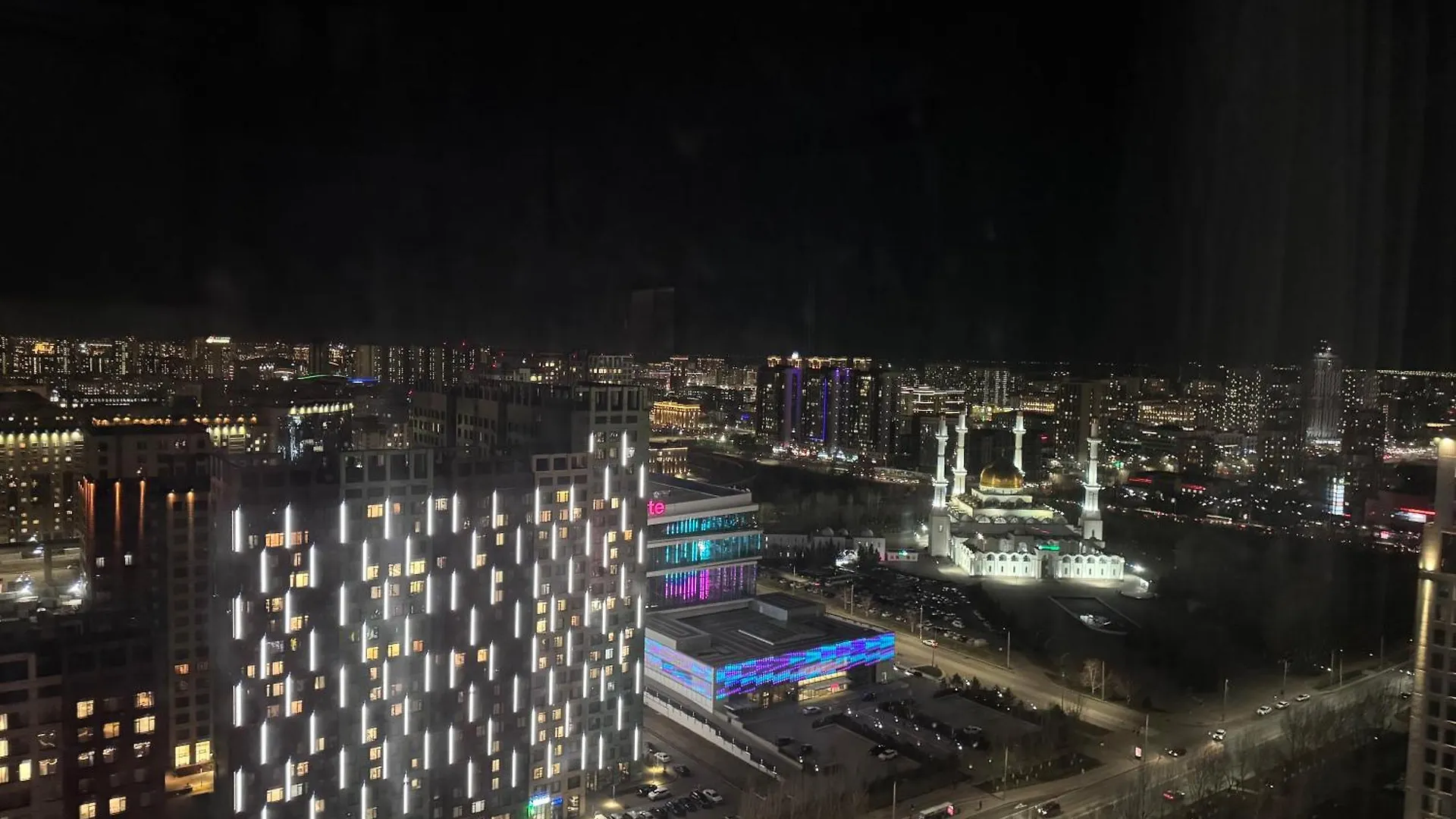 Очень Красивый Вид На Ночной Город В Самом Центре Столицы Nur-Sultan  Apartment