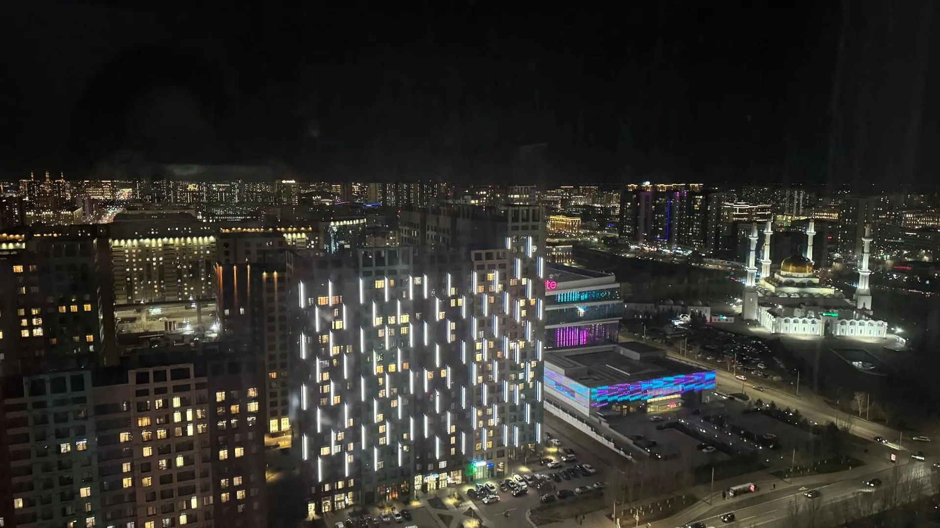 Очень Красивый Вид На Ночной Город В Самом Центре Столицы Nur-Sultan